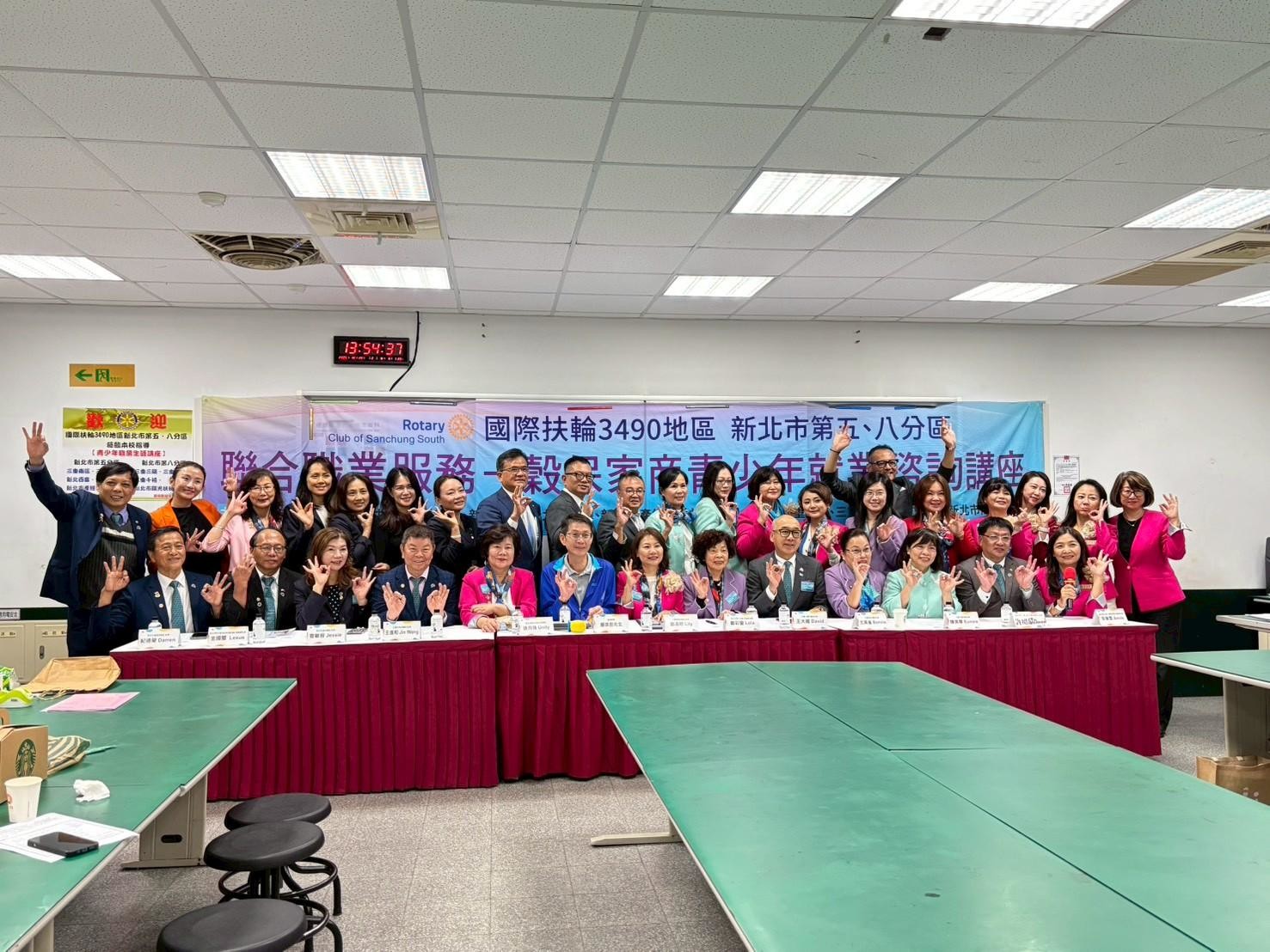 LINE_ALBUM_1028新北市第五、八分區聯合職業服務~第17屆穀保家商青少年就業諮詢講座_251028_10.jpg LINE_ALBUM_1028新北市第五、八分區聯合職業服務~第17屆穀保家商青少年就業諮詢講座_251028_10.jpg