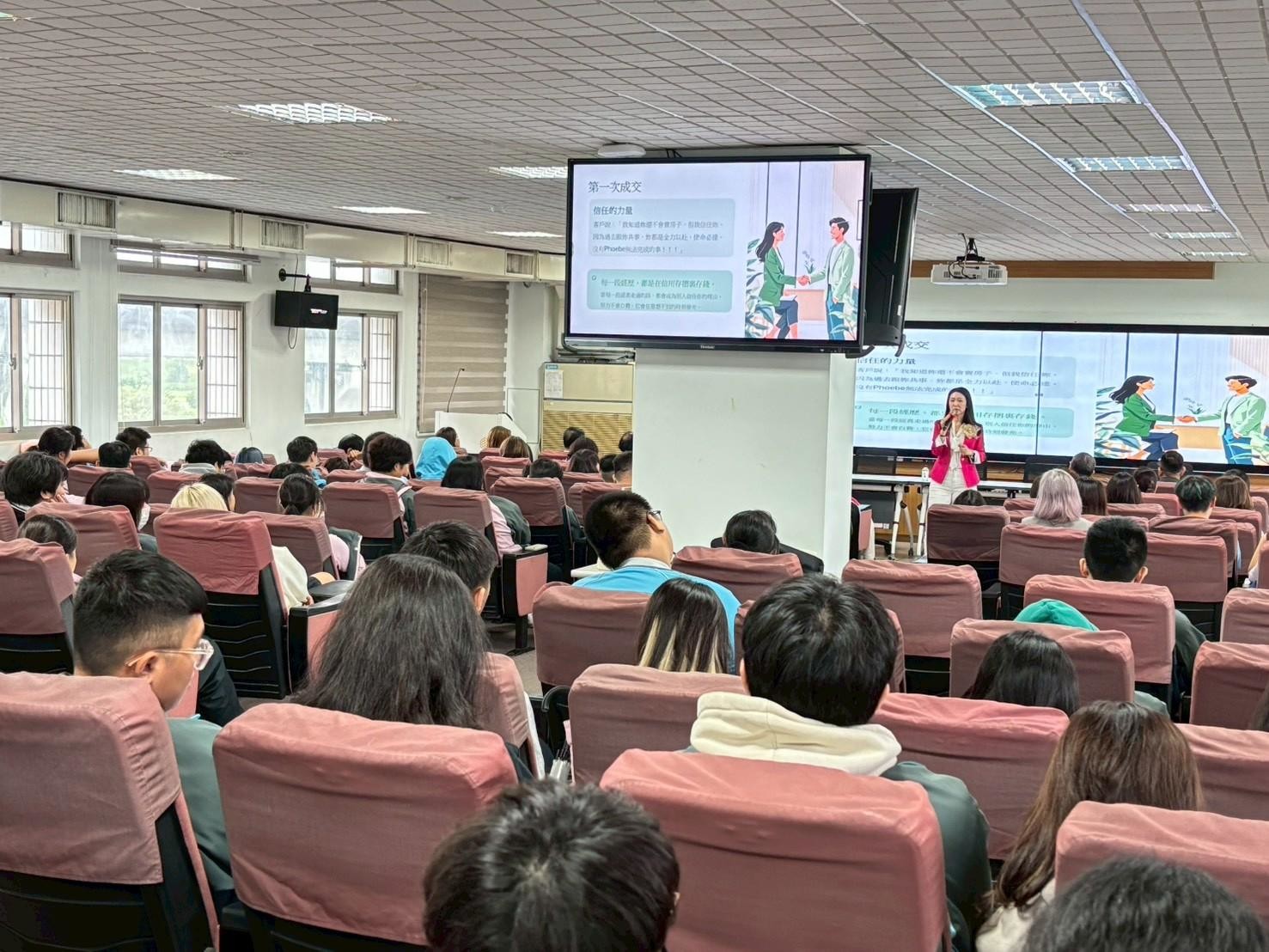 LINE_ALBUM_1028新北市第五、八分區聯合職業服務~第17屆穀保家商青少年就業諮詢講座_251028_19.jpg LINE_ALBUM_1028新北市第五、八分區聯合職業服務~第17屆穀保家商青少年就業諮詢講座_251028_19.jpg